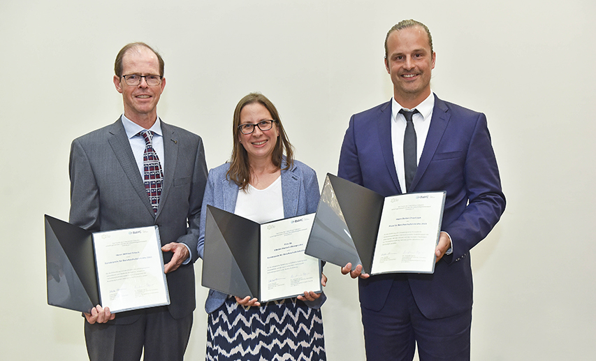 Von links nach rechts: Wilfried Fritsch, Eftichia Hansch-Alexopoulos, Stefan Chwalczyk © GDCh/Foto: Christian Augustin