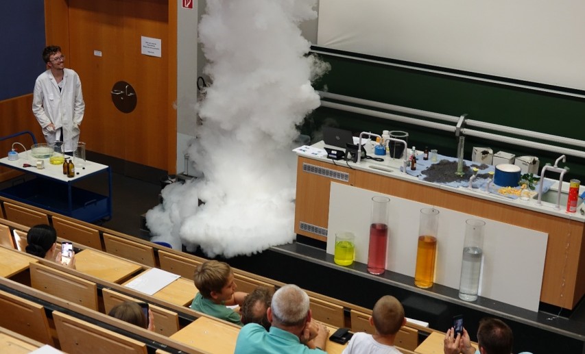 Bei der Experimentalshow am Abschlussfest konnten sich die Familien zurücklehnen und staunen. © Institut für Didaktik der Chemie (Goethe-Universität Frankfurt) 