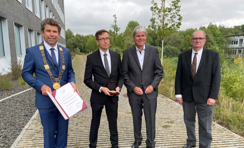 Von links nach rechts: Prof.Dr. Thomas Nauss (Präsident der Philipps-Universität Marburg), Prof. Dr. Andreas Peschel (Preisträger, Eberhard Karls Universität Tübingen), Jochen Reutter (Site Head Managing Director GSK, Marburg), Prof. Dr. Erhard Bremer (Laudator, Philipps Universität Marburg) © Initiative Gesundheitsindustrie Hessen