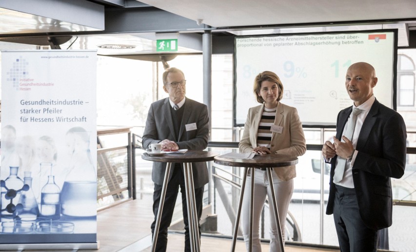 v.l.n.r.: Prof. Dr. Manfred Schubert-Zsilavecz (Goethe Universität Frankfurt), Annette Bußmann (Sanofi Deutschland), Staatssekretär Dr. Philipp Nimmermann (HMWEVW) © Initiative Gesundheitsindustrie Hessen 