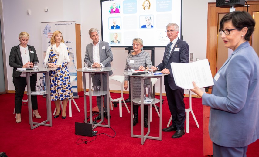 Die Diskutanten auf dem Podium (v.l.): Stephanie Albrecht-Suliak, IGBCE, Dr. Isabella Erb-Hermann, AOK, Dr. Matthias Wernicke, Merck, Kordula Schulz-Asche (Bündnis 90/Die Grünen), Prof. Dr. Andrew Ullmann (FDP) © Initiative Gesundheitsindustrie Hessen 