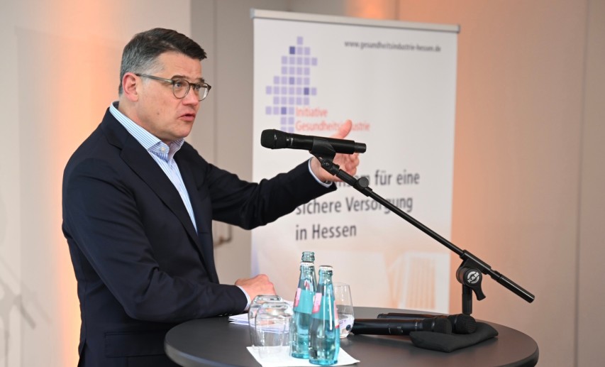 Der hessische Ministerpräsident Boris Rhein (CDU) gratuliert zum 10-jährigen Bestehen der Initiative Gesundheitsindustrie Hessen. © IGH