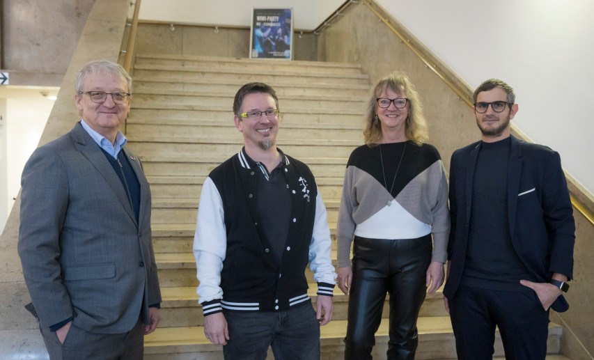 Die Veranstalter Jürgen Funk, HessenChemie, Heike Blaum, VCI Hessen, und Mirco Borniger, Hessisches Kultusministerium, mit Keynote-Speaker Stephan Mallmann, 2. von links.