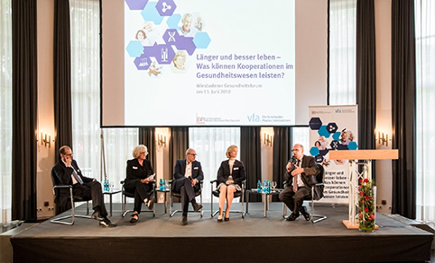 Auf dem Podium diskutierten v.l.n.r.: Dr. Norbert Gerbsch/BPI, Moderatorin Lisa Braun, Dr. Thorsten Naumann/Sanofi, Dr. Isabella Erb-Herrmann/AOK Hessen, StM Stefan Grüttner, hessischer Gesundheitsminister