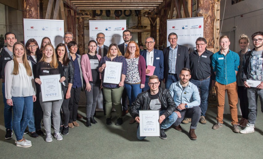 Alle Preisträger mit Schirmherrn Staatsminister Tarek Al-Wazir und Chemie³-Allianzpartnern Hessen © Allianzpartner Hessen Chemie³