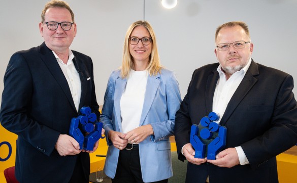 Die beiden Erstplatzierten: Hermann Becker (l.), Evonik, Standort Rheinfelden, und Dr. Rainer Stahl, Evonik, Standort Herne, mit Ulrike Zimmer, VCI-Bereichsleiterin Wissenschaft, Technik und Umwelt