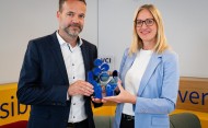 Responsible-Care-Preis 2023; Platz 3: Thomas Zwerger, Roche Diagnostics, Penzberg, mit Ulrike Zimmer, VCI-Bereichsleiterin Wissenschaft, Technik und Umwelt