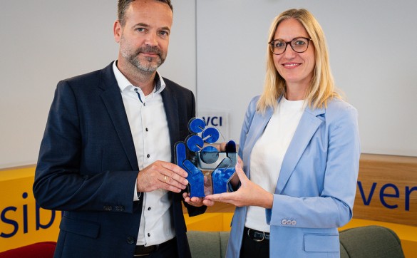 Responsible-Care-Preis 2023; Platz 3: Thomas Zwerger, Roche Diagnostics, Penzberg, mit Ulrike Zimmer, VCI-Bereichsleiterin Wissenschaft, Technik und Umwelt