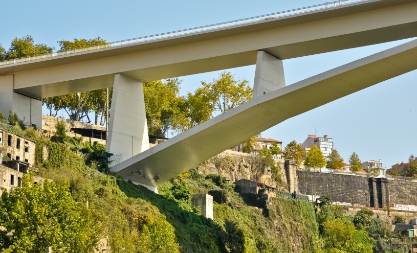 Die chemisch-pharmazeutische Industrie zählt zu den transportintensivsten Branchen in Deutschland. Eine gute Verkehrsinfrastruktur ist eine grundlegende Voraussetzung für sichere Chemietransporte. © mixmotive - Fotolia.com