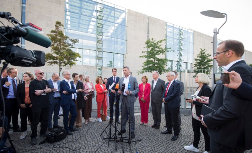 Nach dem Chemiegipfel gibt VCI-Präsident Markus Steilemann ein Presse-Statement ab. © Simone M.Neumann - www.simone-m-neumann.de