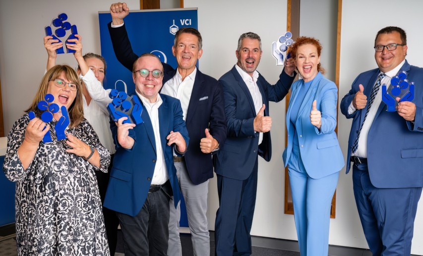 Gruppenfoto von links nach rechts: Die Sieger des Responsible-Care-Wettbewerbs 2022: Barbara Eschke (Worleé Chemie), Martina Schönnenbeck (VCI) stellv. für Silke Wodarczak (Evonik Industries), Jakob Wößner (Weleda), Wolfgang Große Entrup (VCI-Hauptgeschäftsführer), Markus Ettner (Roche Pharma), Anke Seeling (Moderatorin), Holger Freyaldenhoven (Kemper System) © Hans F. Daniel/VCI