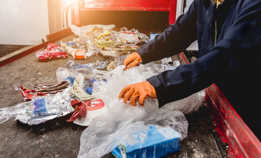 Mit den unter dem Begriff chemisches Recycling zusammengefassten Technologien lassen sich auch solche Kunststoffe im Kreislauf führen, die nicht mechanisch recycelt werden können und bisher noch verbrannt werden. © romaset/stock.adobe.com