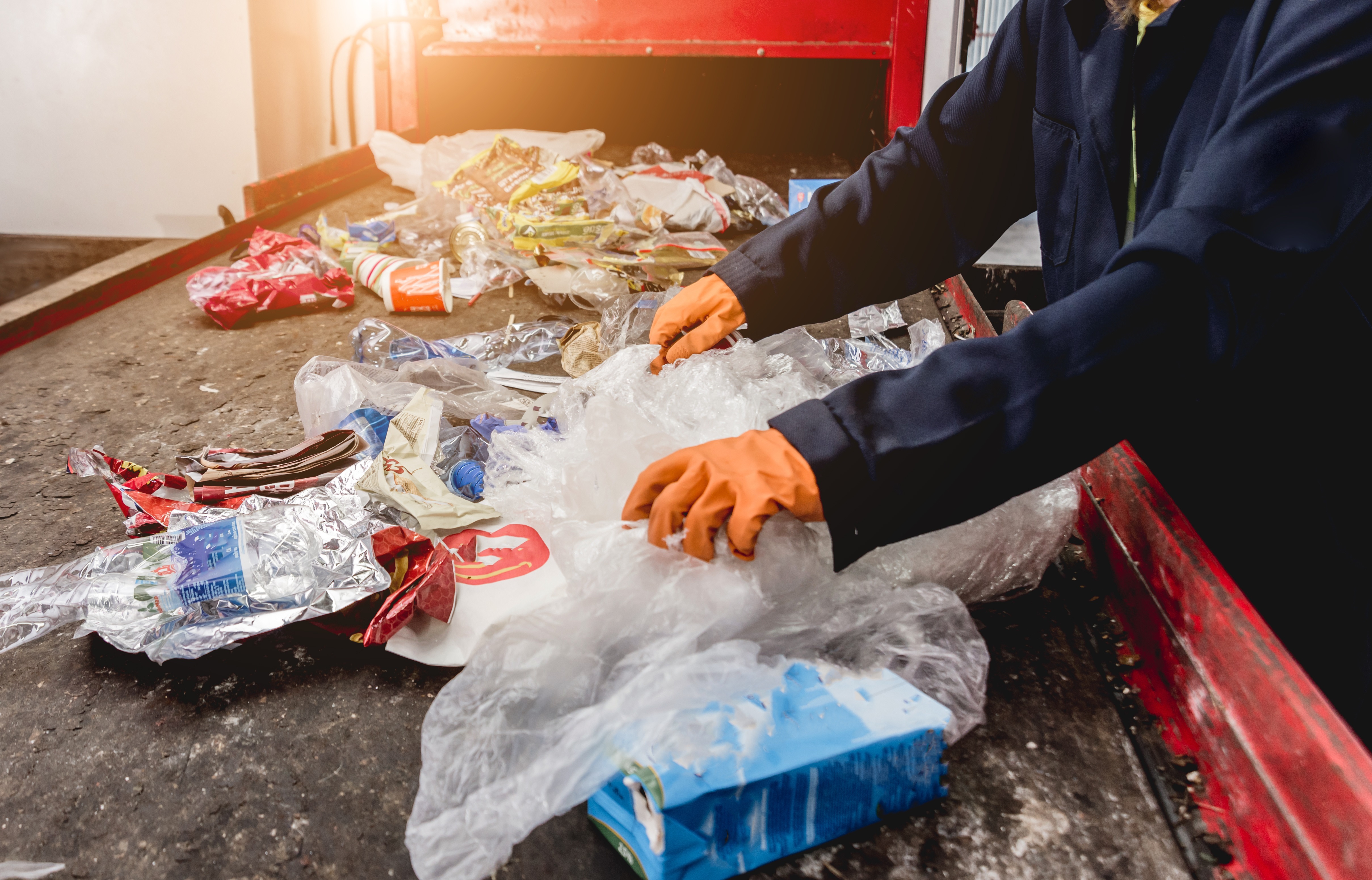 Mit den unter dem Begriff chemisches Recycling zusammengefassten Technologien lassen sich auch solche Kunststoffe im Kreislauf führen, die nicht mechanisch recycelt werden können und bisher noch verbrannt werden. © romaset/stock.adobe.com