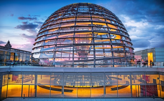 Die Reichstagskuppel bei Nacht.