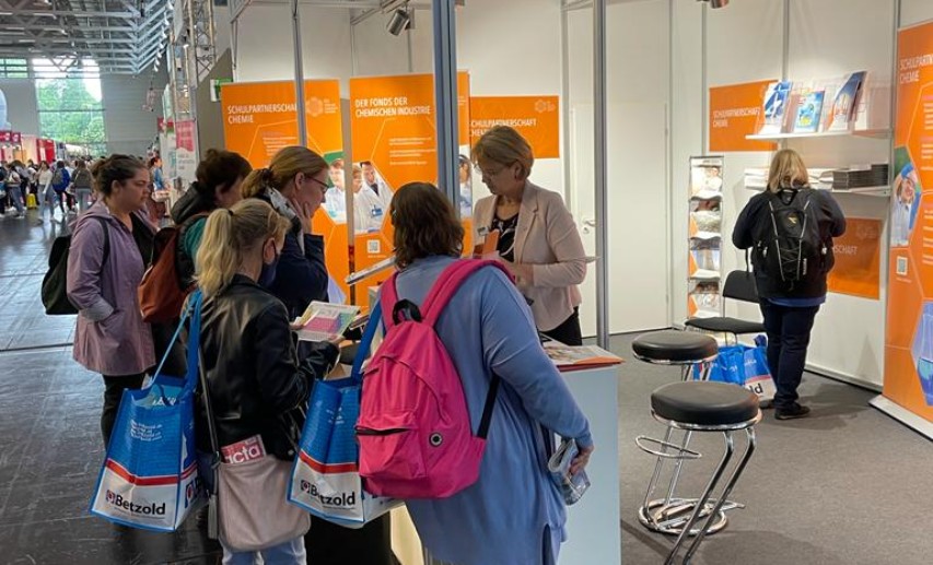 Großen Andrang gab es am Stand des Fonds der Chemischen Industrie, der auf der Bildungsmesse sein Förderprogramm „Schulpartnerschaft Chemie“ vorstellte. © Ulrike-Albrecht / VCI