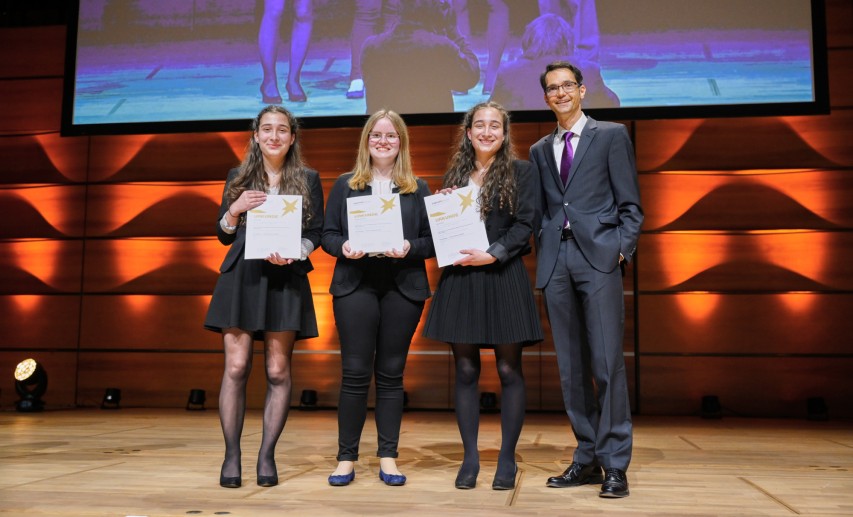 Die Bundessiegerinnen im Fach Chemie: Lena Fries (16), Hannah Amrhein (17) und Hanna Fries (16) vom Julius-Echter-Gymnasium im bayerischen Elsenfeld, mit Prof. Dr. David-Samuel Di Fuccia, Chemiedidaktik Universität Kassel. © Stiftung Jugend Forscht e V. / Max Lautenschläger