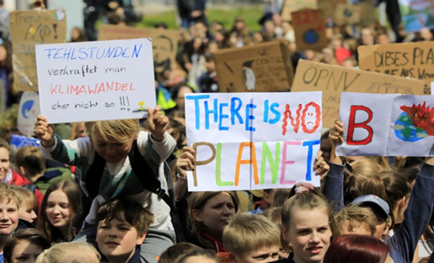 Schüler in ganz Deutschland gehen auf die Straße. Sie setzen sich auf den Demonstrationen „Fridays for Future“ für mehr Klimaschutz ein. Eltern und Lehrer solidarisieren sich mit der Bewegung. - Foto: © picture alliance/Geisler-Fotopress