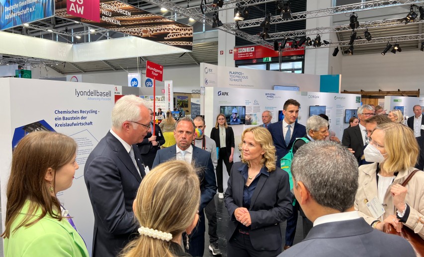 Noch vor dem offiziellen Start der IFAT kam Bundesumweltministerin Steffi Lemke auf einen Standbesuch vorbei.