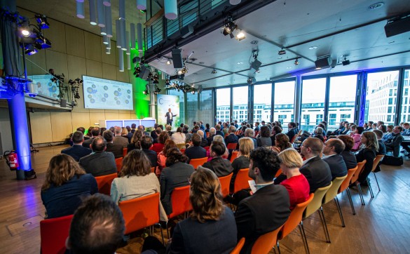 Die Abschlusskonferenz von Chemistry4Climate fand am 26. April 2023  im Herzen Berlins vor ausverkauftem Haus mit vielen Gästen aus Politik und Gesellschaft statt.