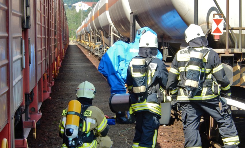 Undichtes Ventil mit Austritt von verflüssigtem Propen im Güterbahnhof Passau: Mit Spezialgerät war die TUIS-Werkfeuerwehr am Einsatzort. - Foto: © InfraServ GmbH & Co. Gendorf KG