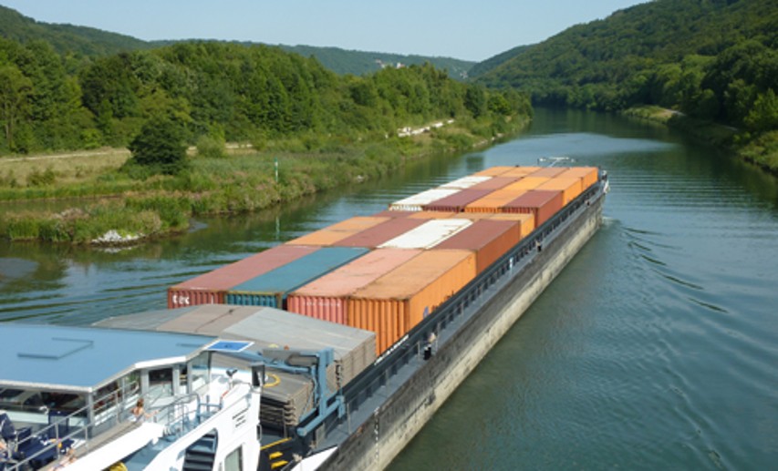 Die chemische Industrie setzt sich für eine Verbesserung der Leistungsfähigkeit und Zuverlässigkeit der Binnenwasserwege in Deutschland ein: Die Schiffbarkeit des Rheins muss optimiert, Schleusen und Kanäle müssen dringend saniert werden. - Foto: © Michael Rogner/stock.adobe.com