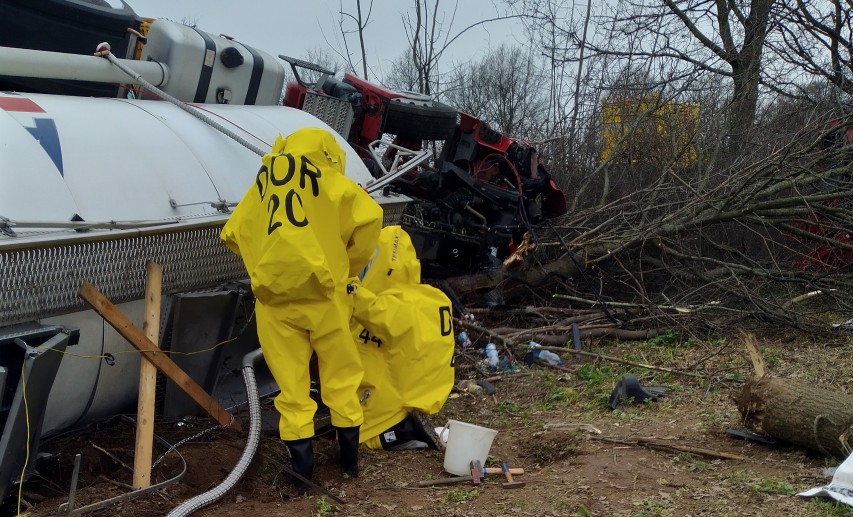 Einsatztrupp der Werkfeuerwehr unter Chemikalienschutzanzug.