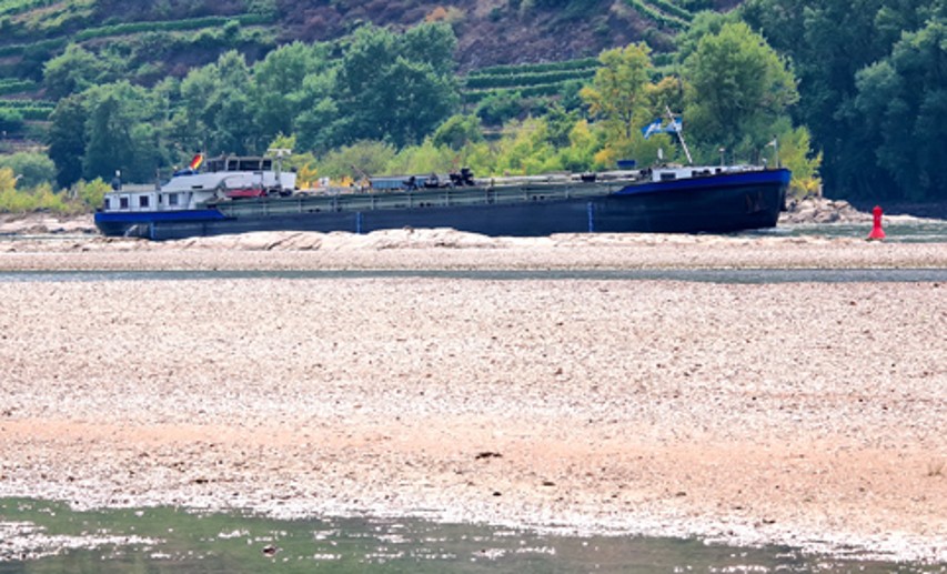 Konzertierte Aktion gegen die weitreichenden Folgen von extremem Niedrigwasser im Rhein: Bundesverkehrsministerium und mehrere Verbände haben einen 8-Punkte-Plan erarbeitet, der zuverlässig kalkulierbare Transportbedingungen am Rhein sicherstellen soll. Für die chemische Industrie ist der Rhein die wichtigste Binnenwasserstraße. - Foto: - © EKH-Pictures/stock.adobe.com