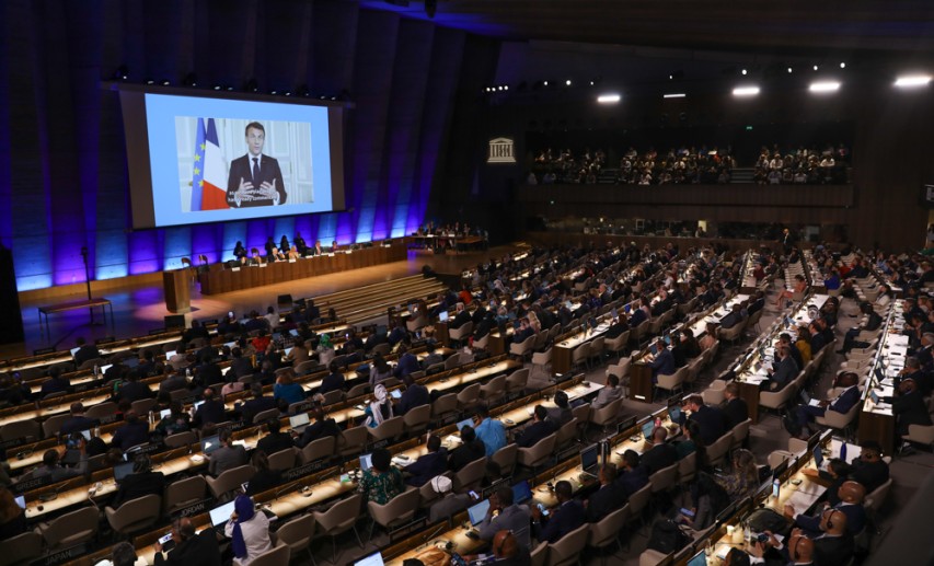 Start der 2. Verhandlungsrunde im UNESCO-Hauptquartier in Paris: Frankreichs Präsident Emmanuel Macron macht den Ernst der Lage beim Kampf gegen Plastikmüll in der Umwelt klar. © IISD/ENB - Kiara Worth