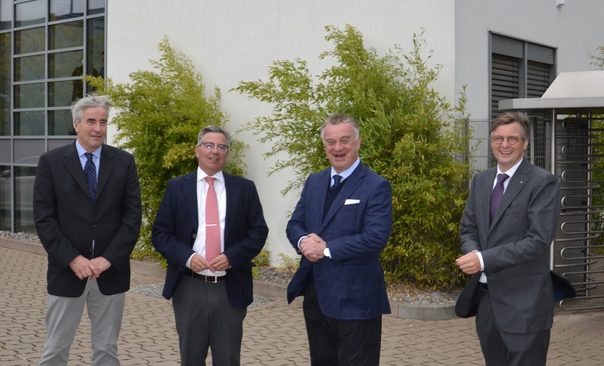 Zweite Station war das Unternehmen Dr. Paul Lohmann in Emmerthal nahe Hameln, das Mineralsalze herstellt. Im Bild: Hans-Martin Lohmann, Jürgen Lohmann, Christian Kullmann, und Henrik Follmann (v.l.n.r.). - Foto: