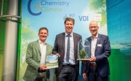 Übergabe des Abschlussberichts bei der Konferenz zu „Chemistry4Climate“ am 26. April 2023 in Berlin. Von links nach rechts: VCI-Hauptgeschäftsführer Wolfgang Große Entrup; Michael Kellner, Parlamentarischer Staatssekretär beim Bundesminister für Wirtschaft und Klimaschutz; Dieter Westerkamp, Direktor VDI. © VCI/Simone M. Neumann