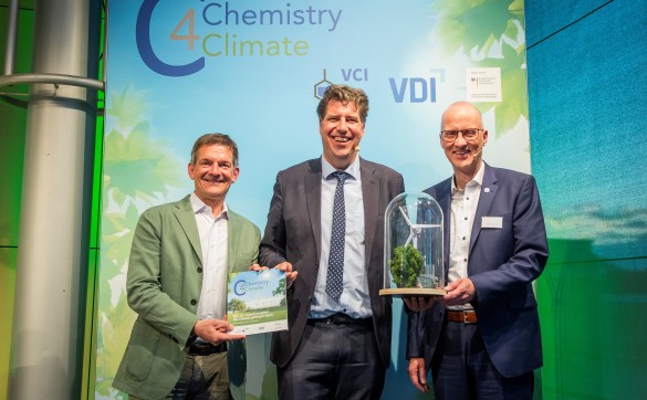 Übergabe des Abschlussberichts bei der Konferenz zu „Chemistry4Climate“ am 26. April 2023 in Berlin. Von links nach rechts: VCI-Hauptgeschäftsführer Wolfgang Große Entrup; Michael Kellner, Parlamentarischer Staatssekretär beim Bundesminister für Wirtschaft und Klimaschutz; Dieter Westerkamp, Direktor VDI. © VCI/Simone M. Neumann