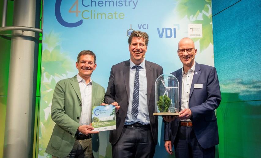 Übergabe des Abschlussberichts bei der Konferenz zu „Chemistry4Climate“ am 26. April 2023 in Berlin. Von links nach rechts: VCI-Hauptgeschäftsführer Wolfgang Große Entrup; Michael Kellner, Parlamentarischer Staatssekretär beim Bundesminister für Wirtschaft und Klimaschutz; Dieter Westerkamp, Direktor VDI. © VCI/Simone M. Neumann